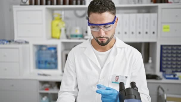Homem Focado Casaco Laboratório Óculos Segurança Conduzindo Experimento Laboratório Clínico — Vídeo de Stock