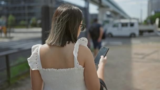 Mulher Hispânica Bonita Óculos Caminhando Casualmente Telefone Mão Longo Das — Vídeo de Stock