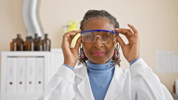 Uma Mulher Sorridente Cientista Jaleco Ajusta Óculos Segurança Laboratório Bem — Vídeo de Stock