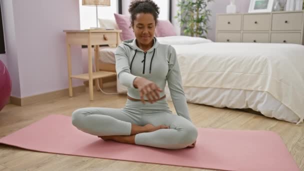 Mujer Sonriente Estirándose Esterilla Yoga Acogedor Interior Del Dormitorio — Vídeos de Stock
