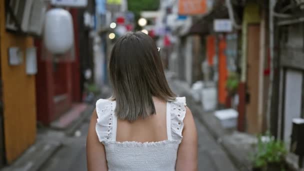 Achteraanzicht Van Een Mooie Spaanse Vrouw Die Door Tokyo Street — Stockvideo