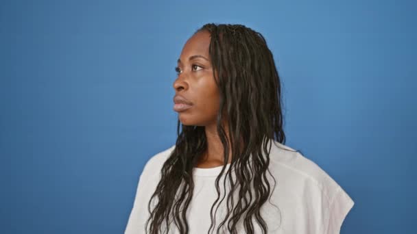 Vážná Africká Žena Kudrnatými Vlasy Sobě Bílou Košili Proti Modré — Stock video