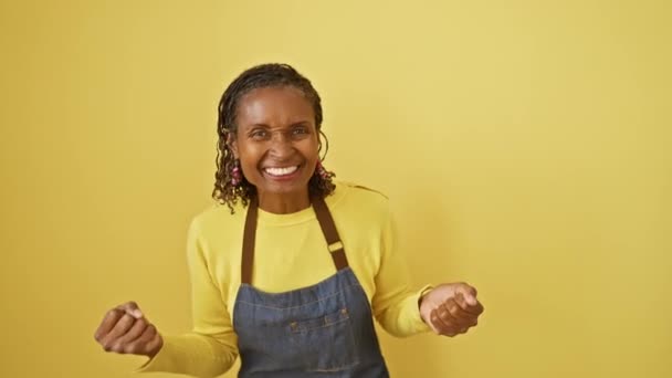 Χαρούμενη Αφροαμερικανή Μεσήλικη Γυναίκα Ποδιά Χέρια Σηκωμένα Θριαμβευτική Νίκη Κραυγή — Αρχείο Βίντεο
