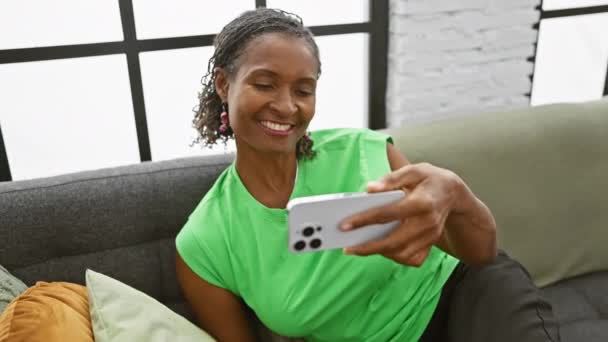 Afroameričanka Užívá Technologie Svém Moderním Obývacím Pokoji Předvádí Relaxaci Etnickou — Stock video