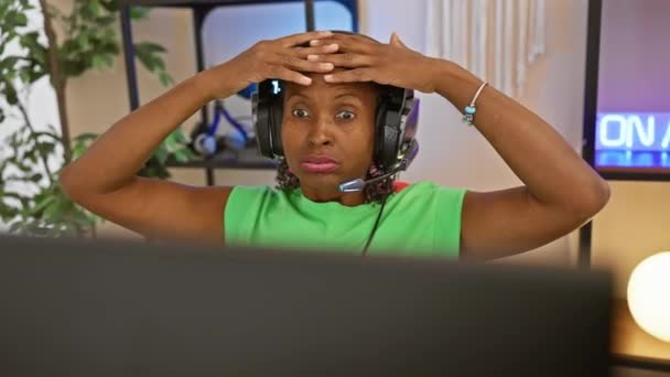Mujer Africana Conmocionada Con Auriculares Oficina Casa Mirando Monitor Expresando — Vídeo de stock