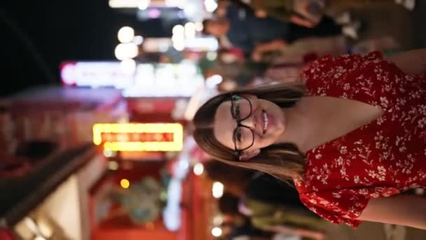 Vrolijke Mooie Spaanse Vrouw Glazen Poseren Beroemde Dotonbori Straat Osaka — Stockvideo