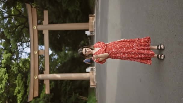 Piękna Brunetka Dorosła Kobieta Pewna Pochodzenia Latynoskiego Świątyni Tokyo Meiji — Wideo stockowe
