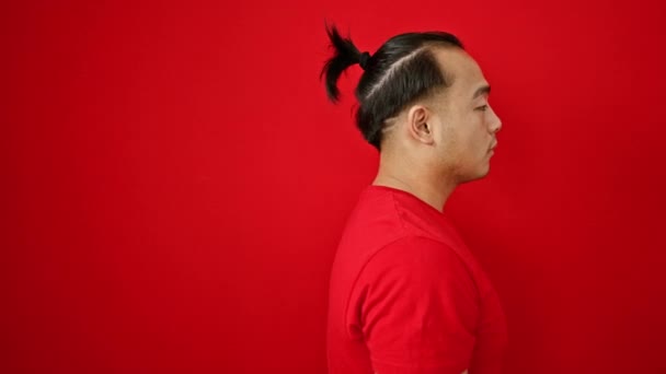 Neşeli Genç Çinli Adam Kendine Güvenen Izole Edilmiş Kırmızı Arka — Stok video
