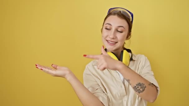 Verbazingwekkende Jonge Brunette Meisje Wijst Met Een Zelfverzekerde Glimlach Het — Stockvideo