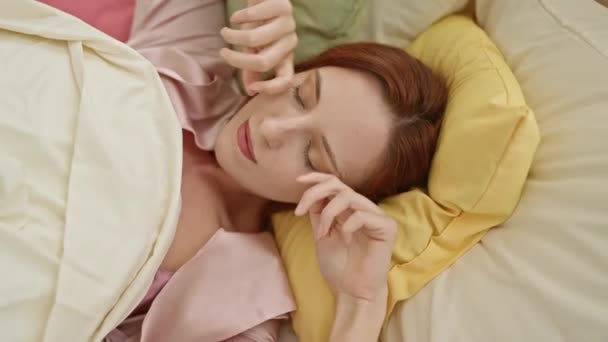 Roodharige Vrouw Stretching Terwijl Het Ontwaken Een Felgekleurde Gezellige Slaapkamer — Stockvideo