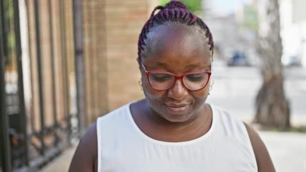 Αυτοπεποίθηση Αφροαμερικανή Γυναίκα Στέκεται Στην Αστική Οδό Ακτινοβολεί Χαρά Και — Αρχείο Βίντεο