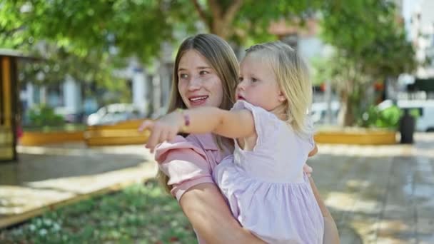 Ibu Yang Percaya Diri Memeluk Putrinya Tersenyum Gembira Berdiri Taman — Stok Video