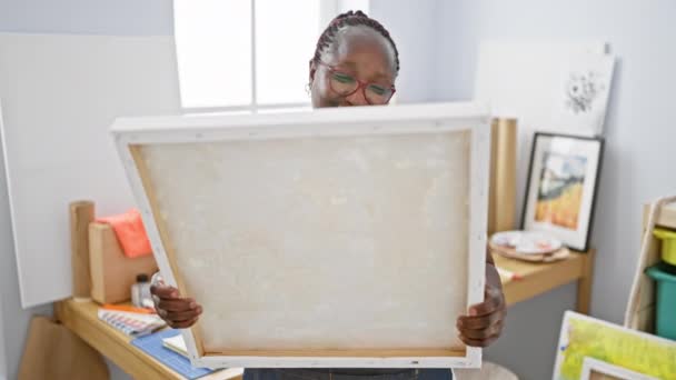 Confiada Mujer Afroamericana Artista Sonriendo Disfrutando Hobby Sosteniendo Pincel Pintura — Vídeo de stock