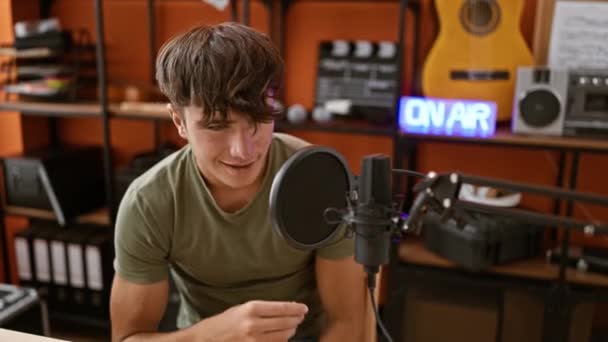 Usmívající Sebevědomý Mladý Hispánský Teenager Rozpoutávající Melodii Zpívající Své Srdce — Stock video