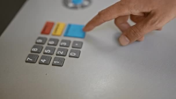 用彩色键在金属键盘上按蓝色按钮的人的手指特写 — 图库视频影像