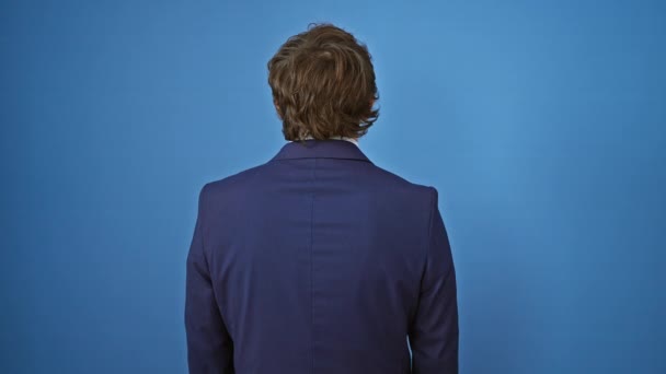 Mavi Bir Arka Planda Tek Başına Duran Takım Elbiseli Yakışıklı — Stok video