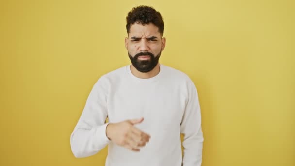 Pohledný Mladý Muž Stojící Izolovaně Žlutém Pozadí Štípne Nosu Bojuje — Stock video