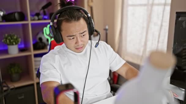 Gaming Streamer Jonge Chinese Man Trok Een Hele Nacht Glimlachend — Stockvideo