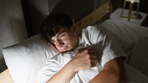 Udmattet Ung Hispanic Teenager Finder Trøst Hans Hyggelige Soveværelse Afslappende – Stock-video