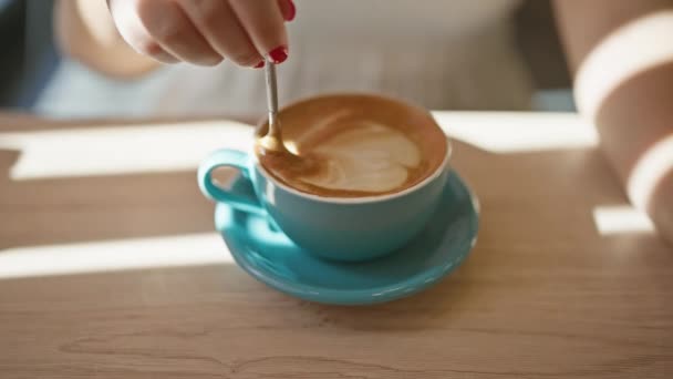 Sunny Cafe Σκηνή Όμορφη Ισπανίδα Γυναίκα Γυαλιά Απολαμβάνοντας Διάλειμμα Καφέ — Αρχείο Βίντεο