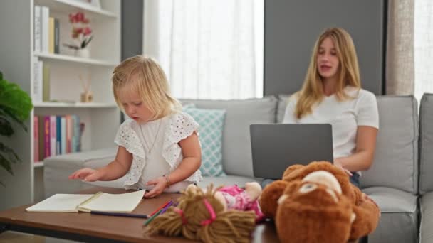 Kaukaska Matka Córeczka Otwieranie Laptopa Rysowania Notebooku Siedzi Domu Uśmiechając — Wideo stockowe