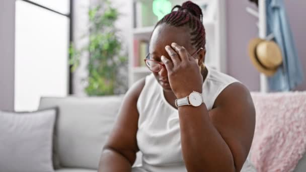 Afrikaans Amerikaanse Vrouw Zitten Bank Met Ernstige Expressie Thuis — Stockvideo