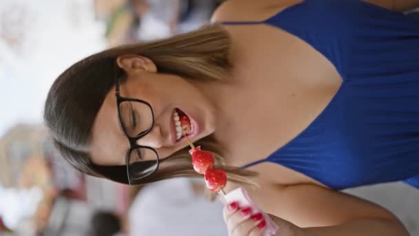 Atemberaubende Hispanische Frau Genießt Leckere Japanische Erdbeerbonbons Auf Der Nakamise — Stockvideo
