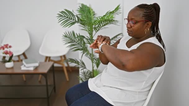 Επιτυχημένη Αφροαμερικανή Γυναίκα Που Κάθεται Υπομονετικά Στην Καρέκλα Της Αίθουσας — Αρχείο Βίντεο