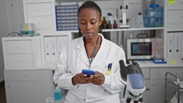 Focalizzato Scienziato Donna Africana Utilizzando Smartphone Ambiente Laboratorio Moderno — Video Stock