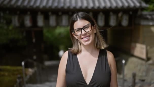 陽気で美しいヒスパニックの女性が 誇らしげに眼鏡をかけ 京都の清水講談寺で豪華な笑顔を浮かべました — ストック動画