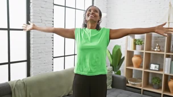 Šťastná Žena Středního Věku Protahuje Jasném Vnitřním Obývacím Pokoji Vyzařuje — Stock video