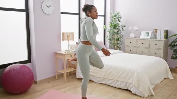 Afrikansk Amerikansk Kvinde Aktivt Tøj Praktiserer Yoga Lyst Minimalistisk Soveværelse – Stock-video