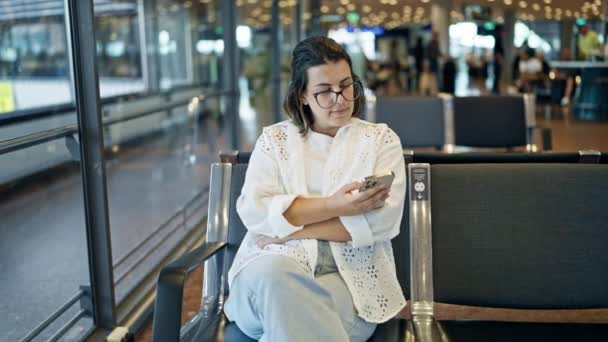 Mulher Hispânica Jovem Bonita Usando Smartphone Sorrindo Aeroporto — Vídeo de Stock