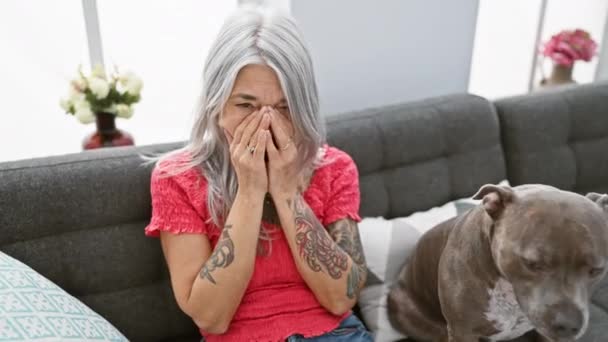 Duygusal Tablo Gri Saçlı Orta Yaşlı Bir Kadın Stresli Endişeli — Stok video