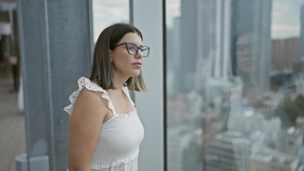 Hermosa Mujer Negocios Hispana Gafas Cautivadora Vista Del Paisaje Urbano — Vídeos de Stock