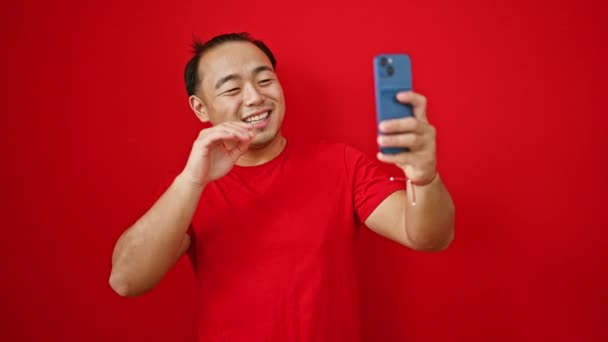 Χαρούμενος Νεαρός Κινέζος Χαμογελάει Αυτοπεποίθηση Πάνω Από Μια Ζωντανή Βιντεοκλήση — Αρχείο Βίντεο