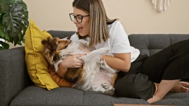 Ung Kvinde Nyder Hjertevarmende Øjeblik Med Sin Hund Komfortabel Sofa – Stock-video