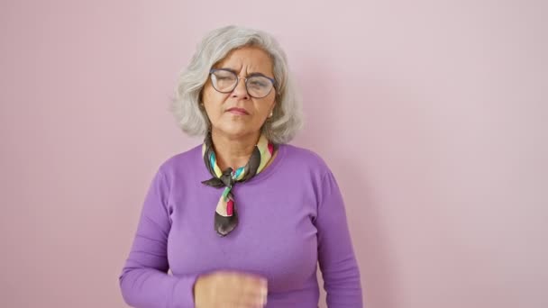 Orta Yaşlı Gri Saçlı Bir Kadının Yüzünde Elleri Ağızında Pembe — Stok video