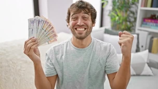Jeune Homme Excité Tenant Triomphalement Des Pesos Colombiens Maison Célébrant — Video