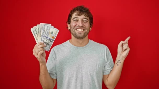Веселый Молодой Человек Радостно Хвастается Своими Американскими Долларовыми Банкнотами Уверенно — стоковое видео