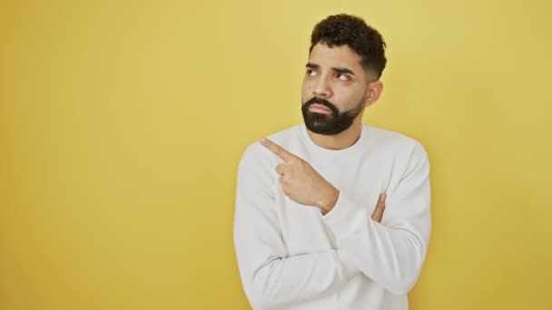Confident Young Bearded Man Standing Yellow Isolated Background Quietly Pointing — Stock Video
