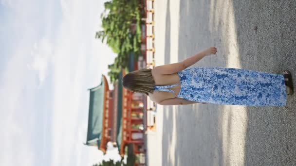Güzel Spanyol Kadın Ayakta Duruyor Eğleniyor Gülümsüyor Geleneksel Jingu Jingu — Stok video