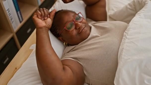 Happy Size Africano Americano Mulher Esticando Braços Acordar Cama Confortável — Vídeo de Stock