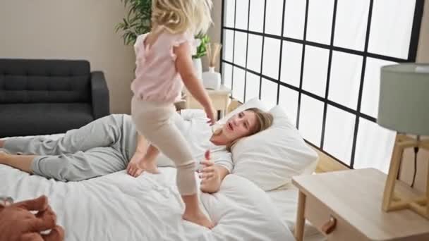 코카서스 어머니와 침대에 그들의 아늑한 즐거운 표현과 행복한 깨우고 — 비디오