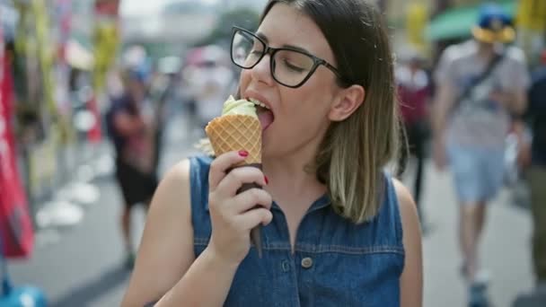 Femeie Hispanică Veselă Frumoasă Ochelari Salvează Fericit Con Înghețată Delicios — Videoclip de stoc