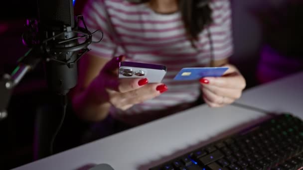 Een Jonge Vrouw Behandelt Een Smartphone Creditcard Bij Een Gaming — Stockvideo
