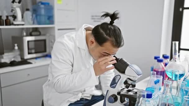 Leende Ung Kinesisk Vetenskapsman Firar Stor Upptäckt Med Mikroskop Labbet — Stockvideo