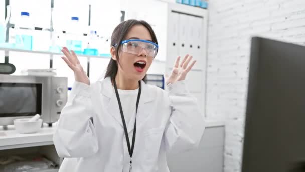 Emozionata Giovane Scienziata Cinese Impazzisce Gioia Braccia Alte Celebrando Suo — Video Stock