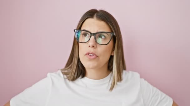 Oops Wanita Muda Hispanik Yang Cantik Ini Mengenakan Kacamata Berdiri — Stok Video