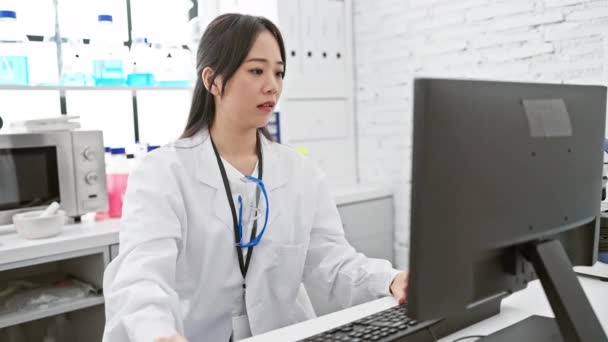 Fröhliche Junge Chinesische Wissenschaftlerin Weißem Mantel Posiert Labor Müde Und — Stockvideo